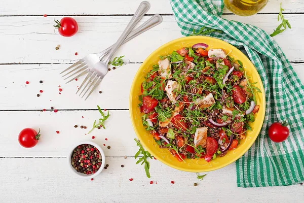 健康的晚餐 沙拉碗午餐与烤鸡肉和藜麦 西红柿 红洋葱和芝麻菜的白色背景 — 图库照片
