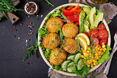 Vejetaryen Buda kase. Çiğ sebze ve kase pişmiş patates. Vegan yemek. Sağlıklı ve detoks gıda kavramı. Üstten görünüm. Düz yatıyordu