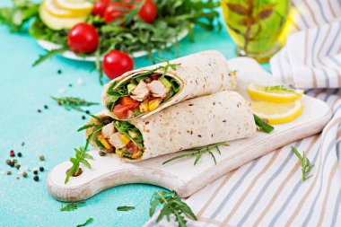 Burrito tamamladı tavuk ve sebze ışık arka plan üzerinde. Tavuk dürüm, Meksika yemeği.