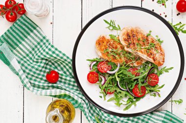 Izgara tavuk fileto ve taze sebze salatası, domates, kırmızı soğan ve roka. Tavuk et salatası. Sağlıklı gıda.