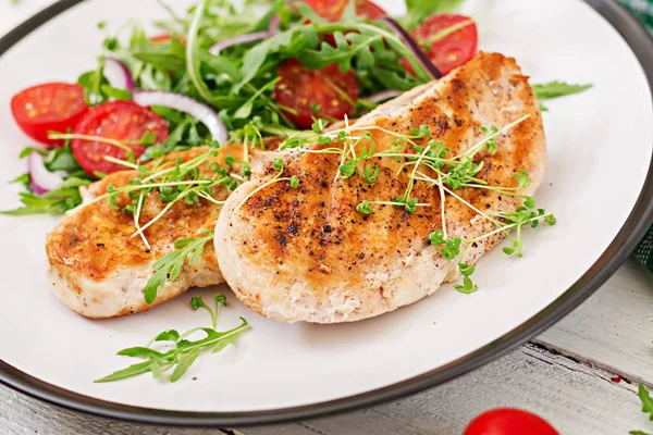 Filetes Pollo Parrilla Ensalada Tomates Cebolla Roja Rúcula Ensalada Carne —  Fotos de Stock