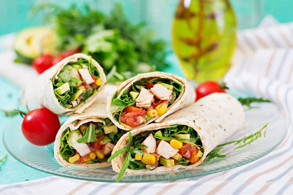 Burritos Pakolások Csirke Zöldség Könnyű Háttér Csirke Burrito Mexikói Ételek — Stock Fotó