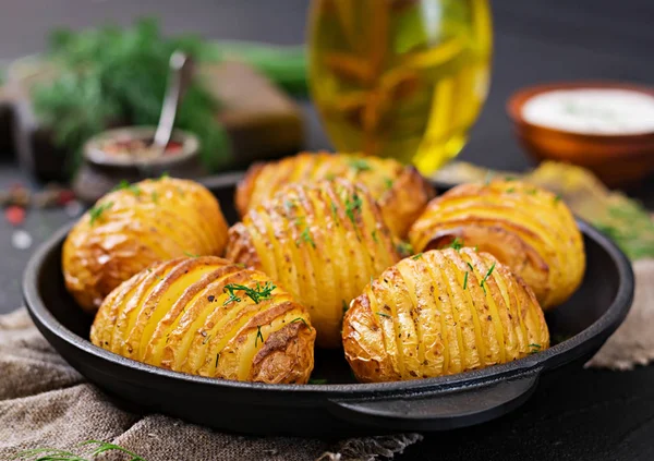 Bakad Potatis Med Örter Svart Bakgrund Vegansk Mat Hälsosam Måltid — Stockfoto