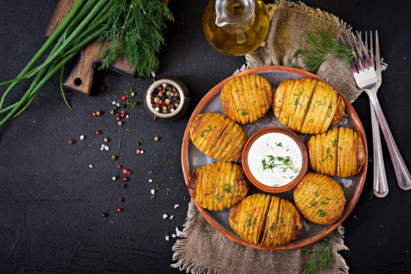 Bratkartoffeln Mit Kräutern Und Soße Auf Schwarzem Hintergrund Veganes Essen — Stockfoto