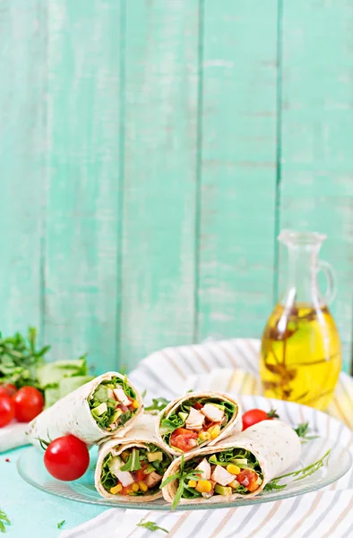 Burritos Τυλίγει Κοτόπουλο Και Λαχανικά Ανοιχτό Φόντο Burrito Κοτόπουλο Μεξικάνικο — Φωτογραφία Αρχείου