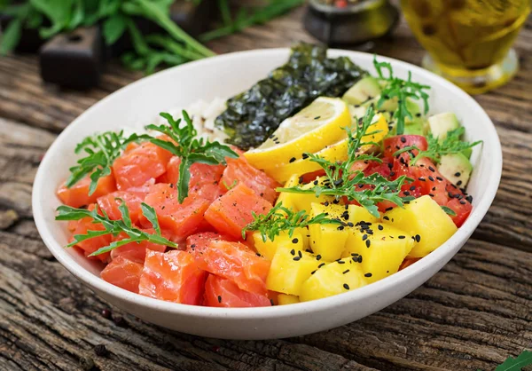 Tazón Pescado Salmón Hawaiano Con Arroz Aguacate Mango Tomate Semillas — Foto de Stock