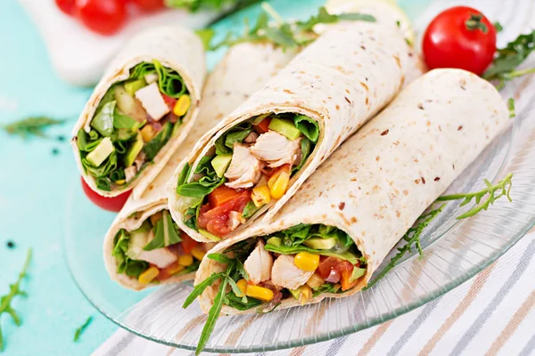 Burritos Wraps Mit Huhn Und Gemüse Auf Hellem Hintergrund Chicken — Stockfoto