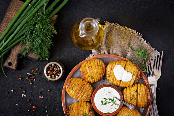 Gebakken Aardappelen Met Kruiden Saus Zwarte Achtergrond Veganistisch Eten Gezonde — Stockfoto