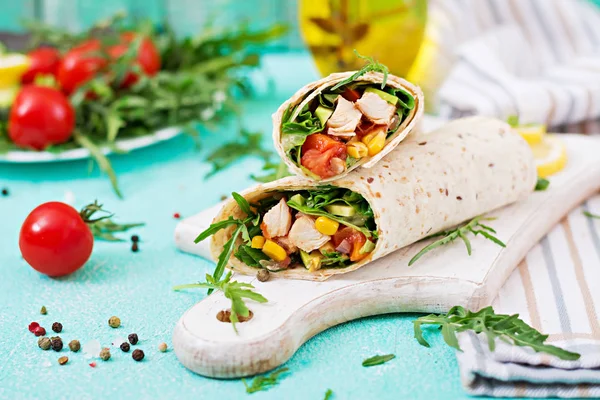 Burritos Wraps Mit Huhn Und Gemüse Auf Hellem Hintergrund Chicken — Stockfoto