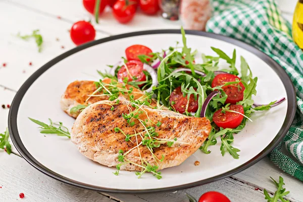 鶏肉の切り身 トマト 赤玉ねぎ ルッコラのサラダ野菜のグリル 鶏の肉のサラダ 健康食品 — ストック写真