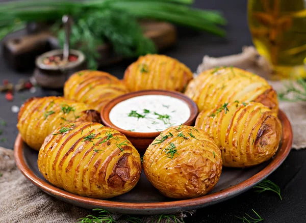 Gebakken Aardappelen Met Kruiden Saus Zwarte Achtergrond Veganistisch Eten Gezonde — Stockfoto