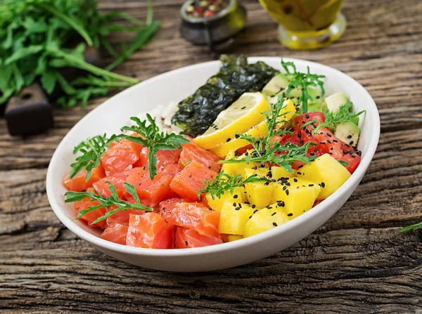 Tazón Pescado Salmón Hawaiano Con Arroz Aguacate Mango Tomate Semillas —  Fotos de Stock