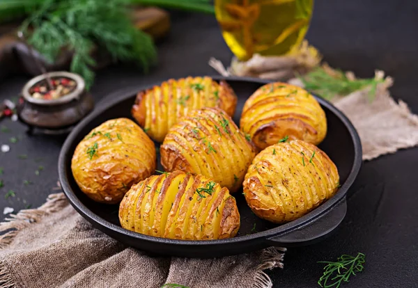 Gepofte Aardappel Met Kruiden Zwarte Achtergrond Veganistisch Eten Gezonde Maaltijd — Stockfoto