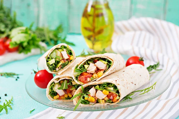 Burritos Wraps Kurczaka Warzyw Jasnym Tle Kurczak Burrito Meksykańskie Jedzenie — Zdjęcie stockowe