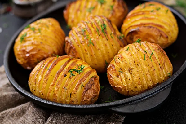 Backkartoffeln Mit Kräutern Auf Schwarzem Hintergrund Veganes Essen Gesunde Mahlzeit — Stockfoto