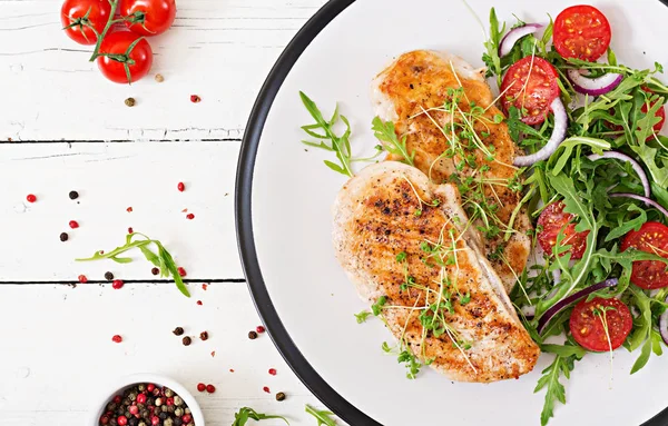 鶏肉の切り身 トマト 赤玉ねぎ ルッコラのサラダ野菜のグリル 鶏の肉のサラダ 健康食品 — ストック写真