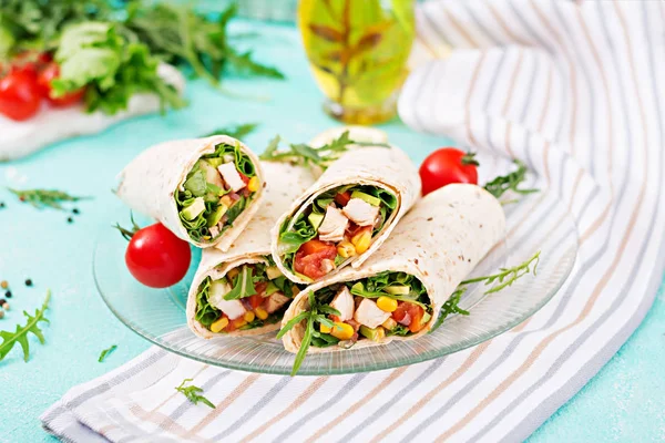 Burritos Wraps Mit Huhn Und Gemüse Auf Hellem Hintergrund Chicken — Stockfoto