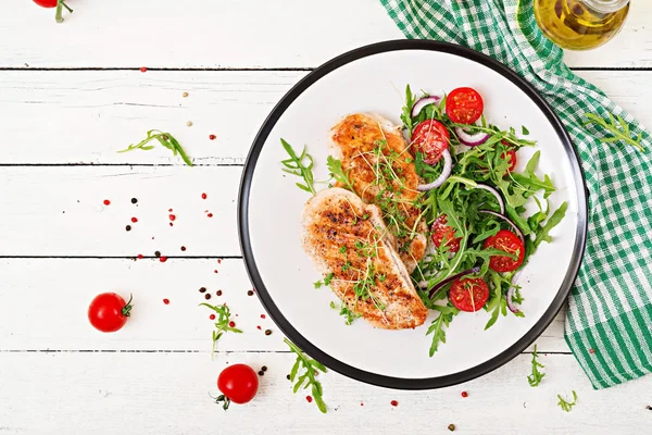 Filetes Pollo Parrilla Ensalada Tomates Cebolla Roja Rúcula Ensalada Carne — Foto de Stock