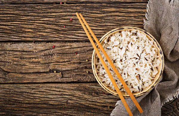 Mangkuk Dengan Nasi Rebus Latar Belakang Kayu Makanan Vegetarian Makanan — Stok Foto