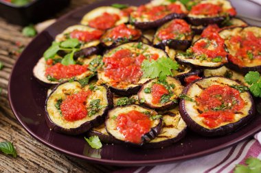 Patlıcan, domates sosu, sarımsak, kişniş ve nane ile ızgara. Vegan gıda. Izgara patlıcan.