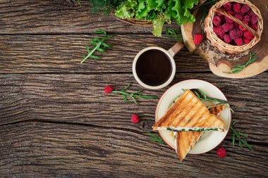 Peynir ve hardal yaprakları ile Panini sandviç. Sabah kahve. Köy kahvaltı. Üstten görünüm. Düz yatıyordu