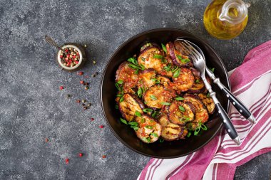 Patlıcan, domates sosu, sarımsak, kişniş ve nane ile ızgara. Vegan gıda. Izgara patlıcan. Üstten görünüm. Düz yatıyordu