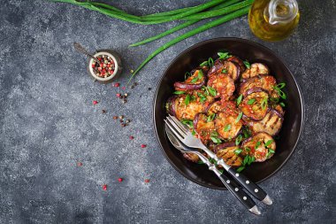 Patlıcan, domates sosu, sarımsak, kişniş ve nane ile ızgara. Vegan gıda. Izgara patlıcan. Üstten görünüm. Düz yatıyordu