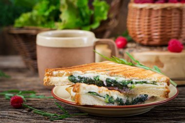 Peynir ve hardal yaprakları ile Panini sandviç. Sabah kahve. Köy kahvaltı