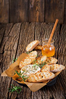 Fırında peynirli Camembert biberiye ve bal. Lezzetli yemekler.