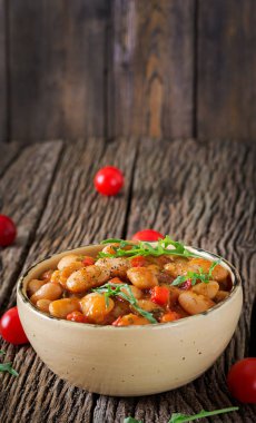 Haşlanmış fasulye, domates soslu sebzeli. Vegan gıda. Asya yemek.