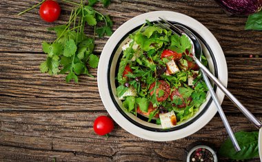 Salata Domates, peynir ve Salantro tatlı ve ekşi sos ile. Gürcü mutfağı. Sağlıklı gıda. Üstten görünüm. Düz yatıyordu