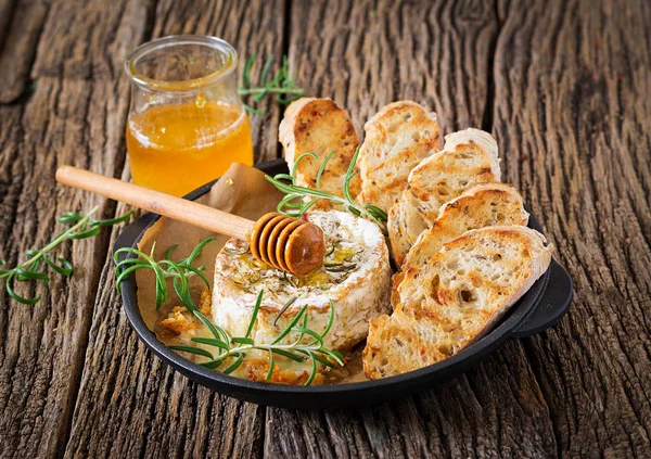 Queijo Cozido Camembert Com Alecrim Mel Comida Saborosa — Fotografia de Stock