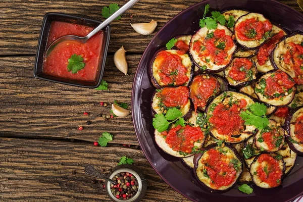 Berenjena Parrilla Con Salsa Tomate Ajo Cilantro Menta Comida Vegana — Foto de Stock