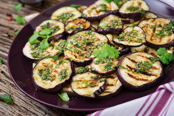 Patlıcan Balsamik Sosu Sarımsak Kişniş Nane Ile Izgara Vegan Gıda — Stok fotoğraf