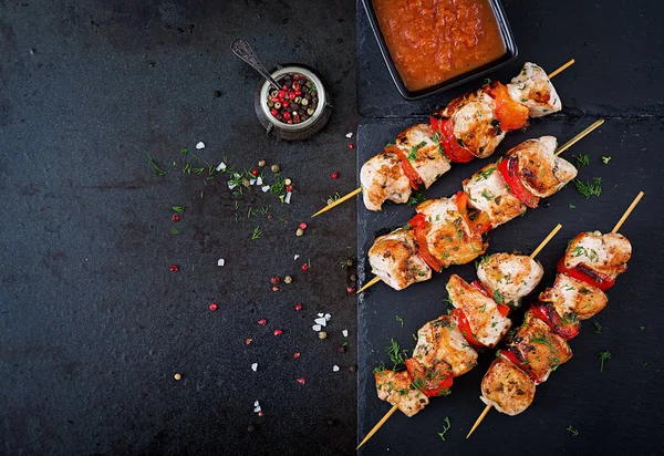 Brochetas Pollo Con Rodajas Pimientos Dulces Eneldo Comida Sabrosa Comida — Foto de Stock