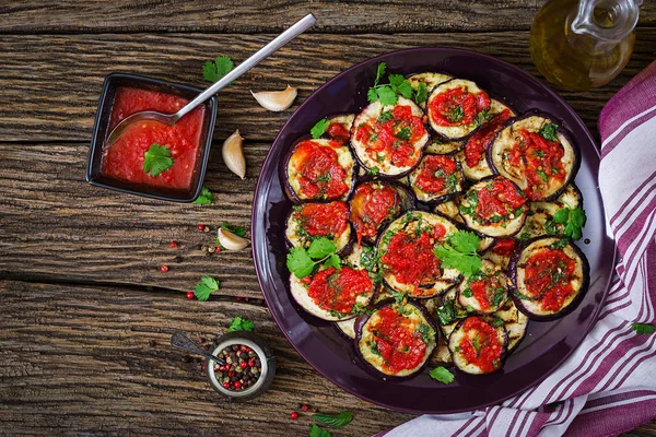 Berenjena Parrilla Con Salsa Tomate Ajo Cilantro Menta Comida Vegana —  Fotos de Stock