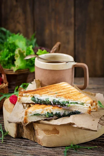 Panini Broodje Met Kaas Mosterd Bladeren Koffie Ochtend Dorp Ontbijt — Stockfoto