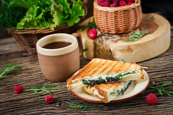 Sandwich Panini Fromage Aux Feuilles Moutarde Café Matin Petit Déjeuner — Photo