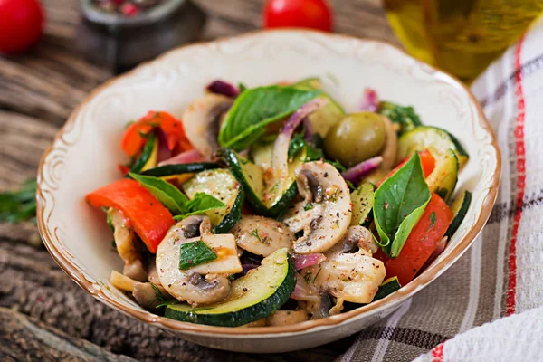 Mantar, kabak, domates, soğan ve zeytin ile soteleyin. Sebze Güveç. Vejetaryen, vegan gıda. Sağlıklı yemek.