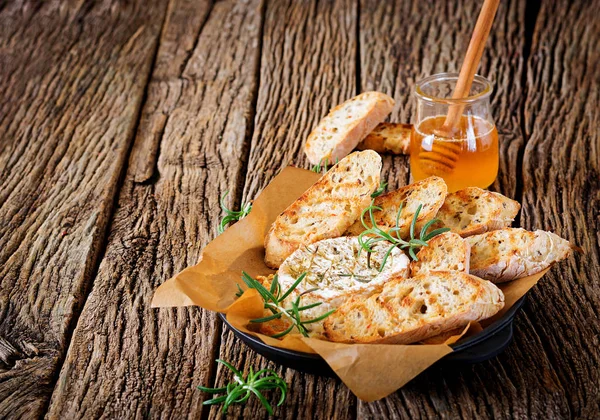 Ψημένο Τυρί Καμαμπέρ Δενδρολίβανο Και Μέλι Νόστιμο Φαγητό — Φωτογραφία Αρχείου