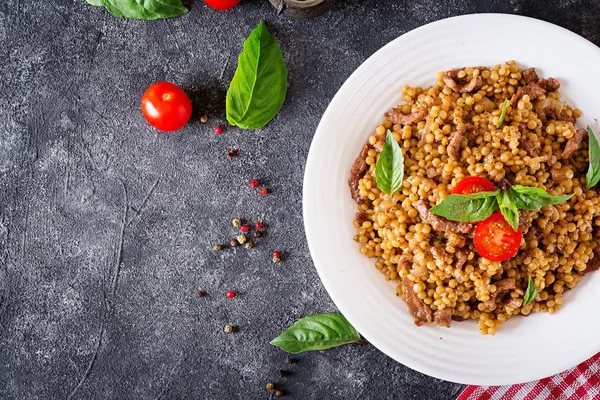İsrail kuskus ile sığır eti. Lezzetli yemekler. Asya yemek. Üstten görünüm. Düz kopya alanı ile yatıyordu