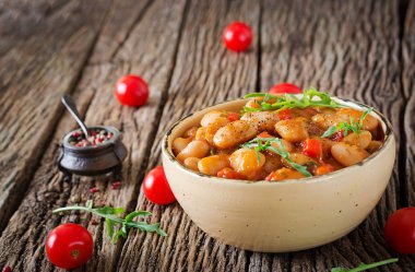 Haşlanmış fasulye, domates soslu sebzeli. Vegan gıda. Asya yemek.