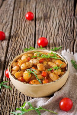 Haşlanmış fasulye, domates soslu sebzeli. Vegan gıda. Asya yemek.