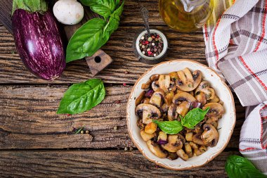 Mantar ile patlıcan, patlıcan ve fesleğen sote. Sebze Güveç. Vejetaryen, vegan gıda. Sağlıklı yemek. Üstten görünüm. Düz yatıyordu