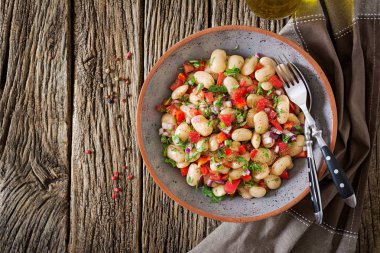 Beyaz fasulye cannellini salata. Vegan salata. Diyet menüsü. Düz yatıyordu. Üstten Görünüm.