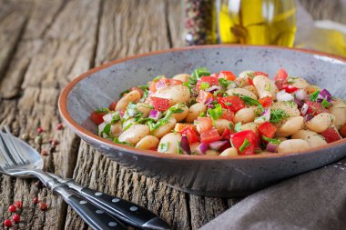 Beyaz fasulye cannellini salata. Vegan salata. Diyet menüsü.