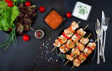 Tavuk şiş dilim tatlı biber ve dereotu ile. Lezzetli yemekler. Hafta sonu yemek. Üstten görünüm. Düz yatıyordu.