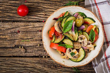 Mantar, kabak, domates, soğan ve zeytin ile soteleyin. Sebze Güveç. Vejetaryen, vegan gıda. Sağlıklı yemek. Üstten görünüm. Düz yatıyordu