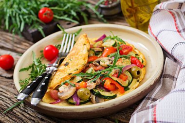 Domates, kabak ve Mantarlı omlet. Omlet kahvaltı. Sağlıklı gıda.