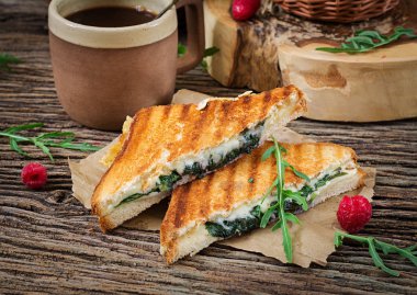 Peynir ve hardal yaprakları ile Panini sandviç. Sabah kahve. Köy kahvaltı